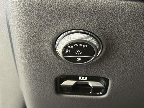 Used 2025 Mercedes-Benz GLC 300 4MATIC image 26
