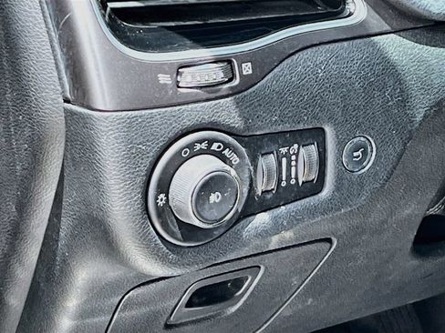 Used 2019 Jeep Cherokee Limited w/ Technology Group FWD image 10