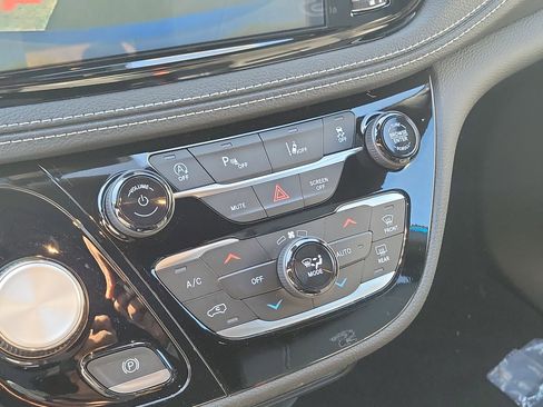 New 2026 Chrysler Pacifica Select image 16