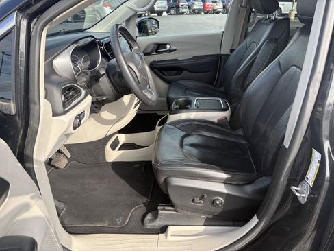 Used 2022 Chrysler Pacifica Touring-L image 4