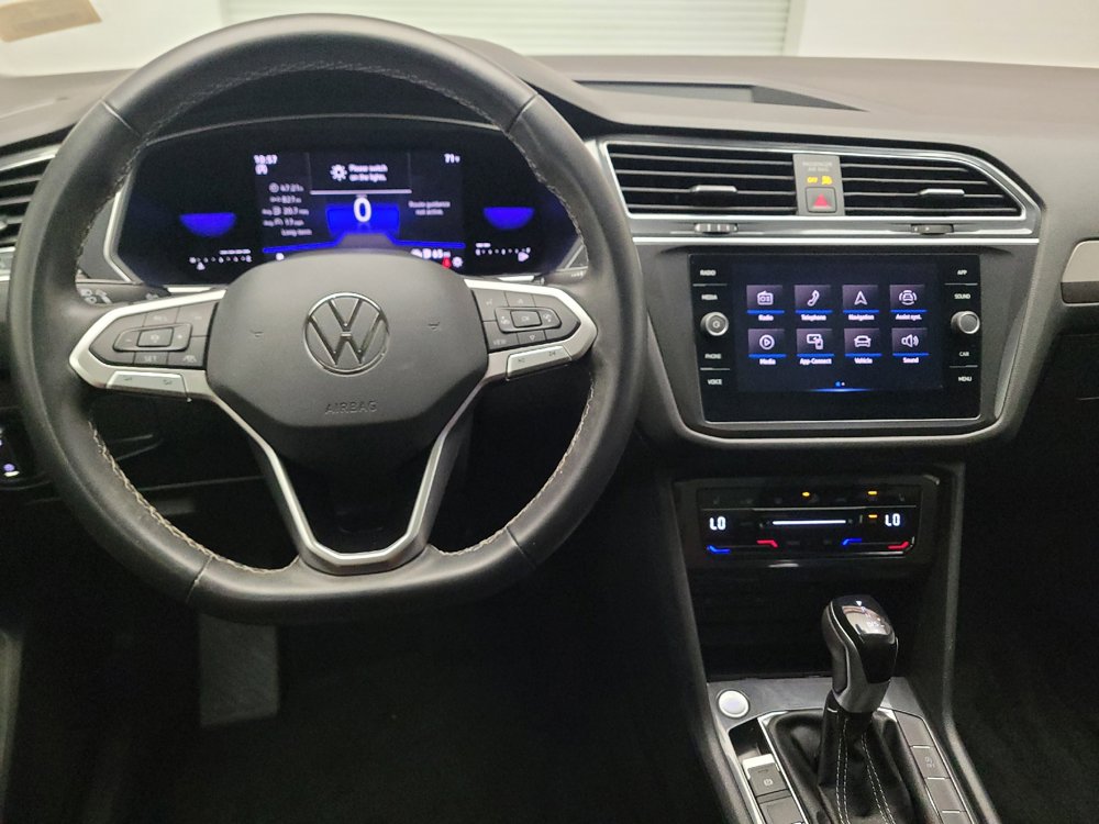 Used 2023 Volkswagen Tiguan SE w/ Panoramic Sunroof Package FWD image 22