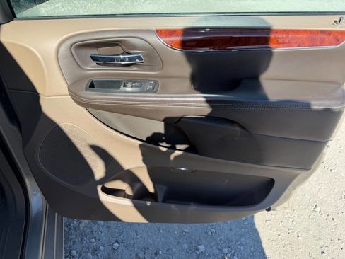 Used 2013 Chrysler Town & Country Touring-L w/ Driver Convenience Group FWD image 20