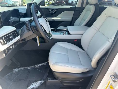 New 2026 Lincoln Aviator AWD w/ Jet Appearance Package image 10
