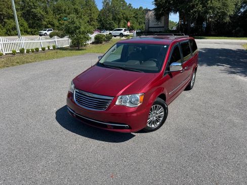 Used 2013 Chrysler Town & Country Touring-L w/ Entertainment Group #2 FWD image 33