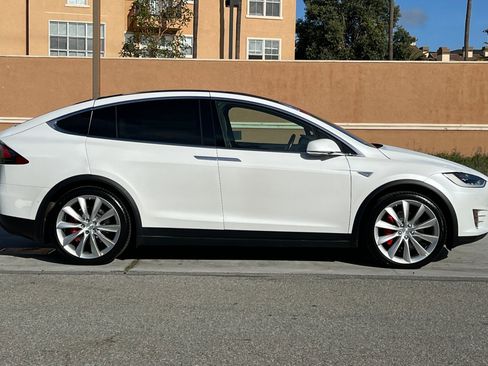 Used 2016 Tesla Model X P90D image 3