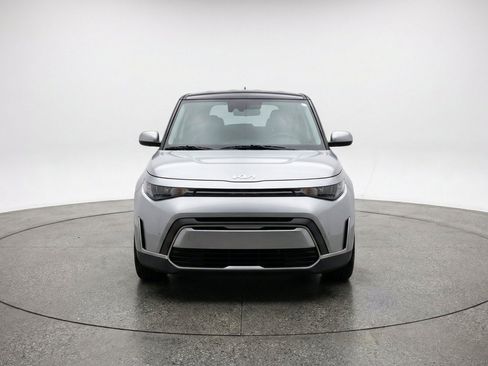 Used 2025 Kia Soul LX w/ LX Technology Package FWD image 2