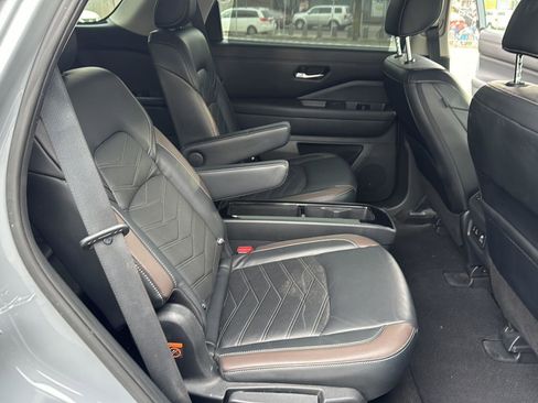 Used 2023 Nissan Pathfinder Platinum image 33