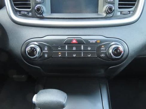 Used 2019 Kia Sorento LX image 22