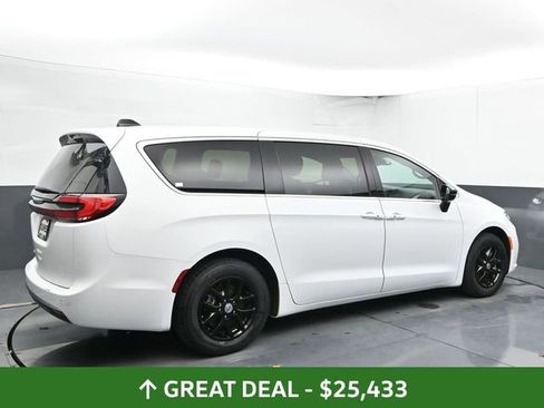 Used 2024 Chrysler Pacifica Touring-L FWD image 12