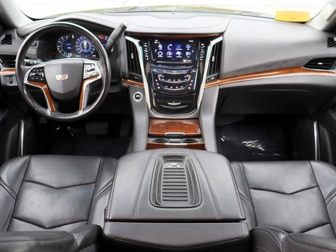 Used 2019 Cadillac Escalade Luxury AWD/4WD image 9
