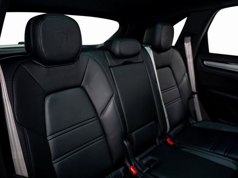 Used 2022 Porsche Cayenne S Platinum image 34