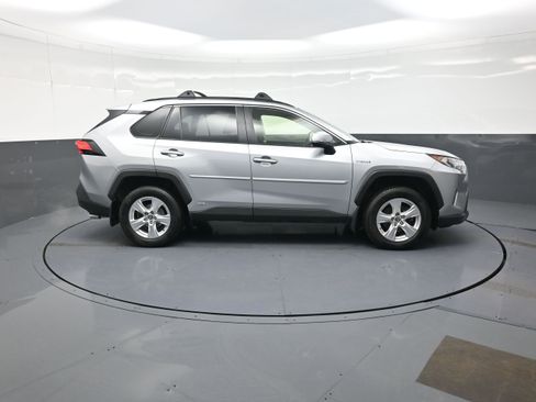 Used 2020 Toyota RAV4 XLE w/ Convenience Package image 2