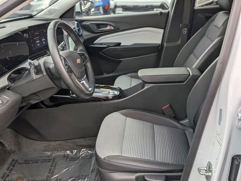 Used 2025 Chevrolet Trax LT w/ LT Convenience Package image 16