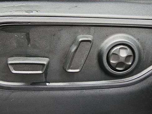 Used 2023 Jeep Grand Cherokee Limited w/ Black Appearance Package image 27