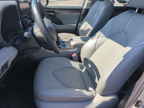 Used 2023 Toyota Highlander Platinum FWD image 14