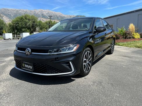 Used 2025 Volkswagen Jetta SE FWD image 16