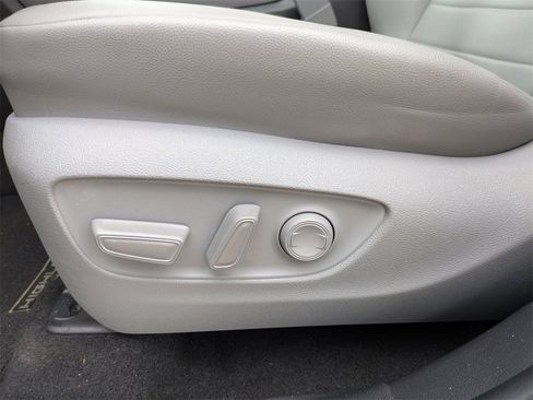 Used 2023 Toyota Highlander XLE image 11