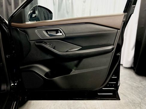 Used 2021 Nissan Rogue Platinum image 39