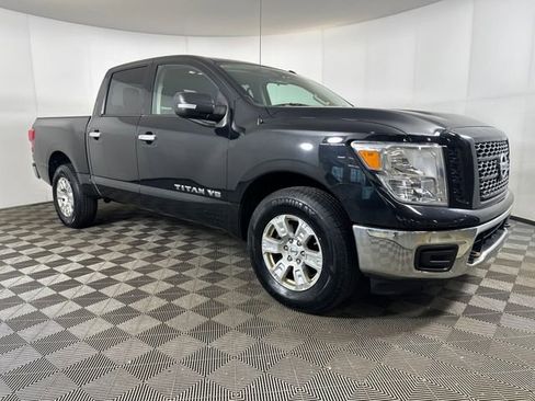 Used 2019 Nissan Titan SV image 2