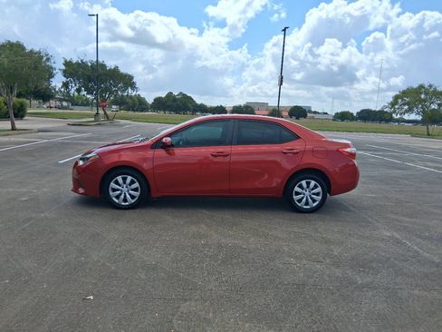Used 2016 Toyota Corolla LE FWD image 3