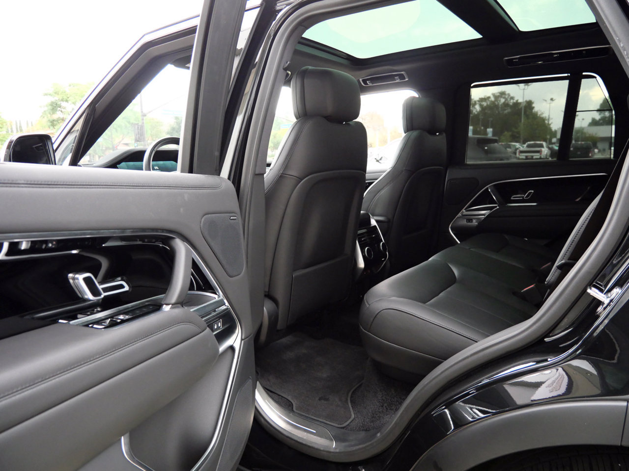 Used 2025 Land Rover Range Rover SE AWD/4WD image 15