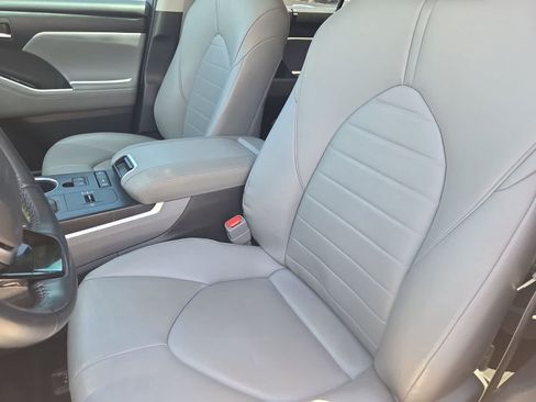 Used 2021 Toyota Highlander XLE FWD image 15