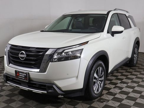 Used 2023 Nissan Pathfinder SL w/ Cargo Package image 9