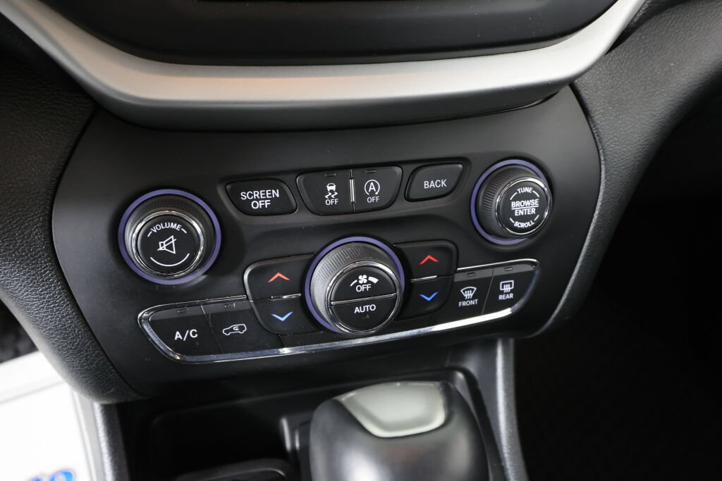 Used 2015 Jeep Cherokee Trailhawk w/ Comfort/Convenience Group AWD/4WD image 38