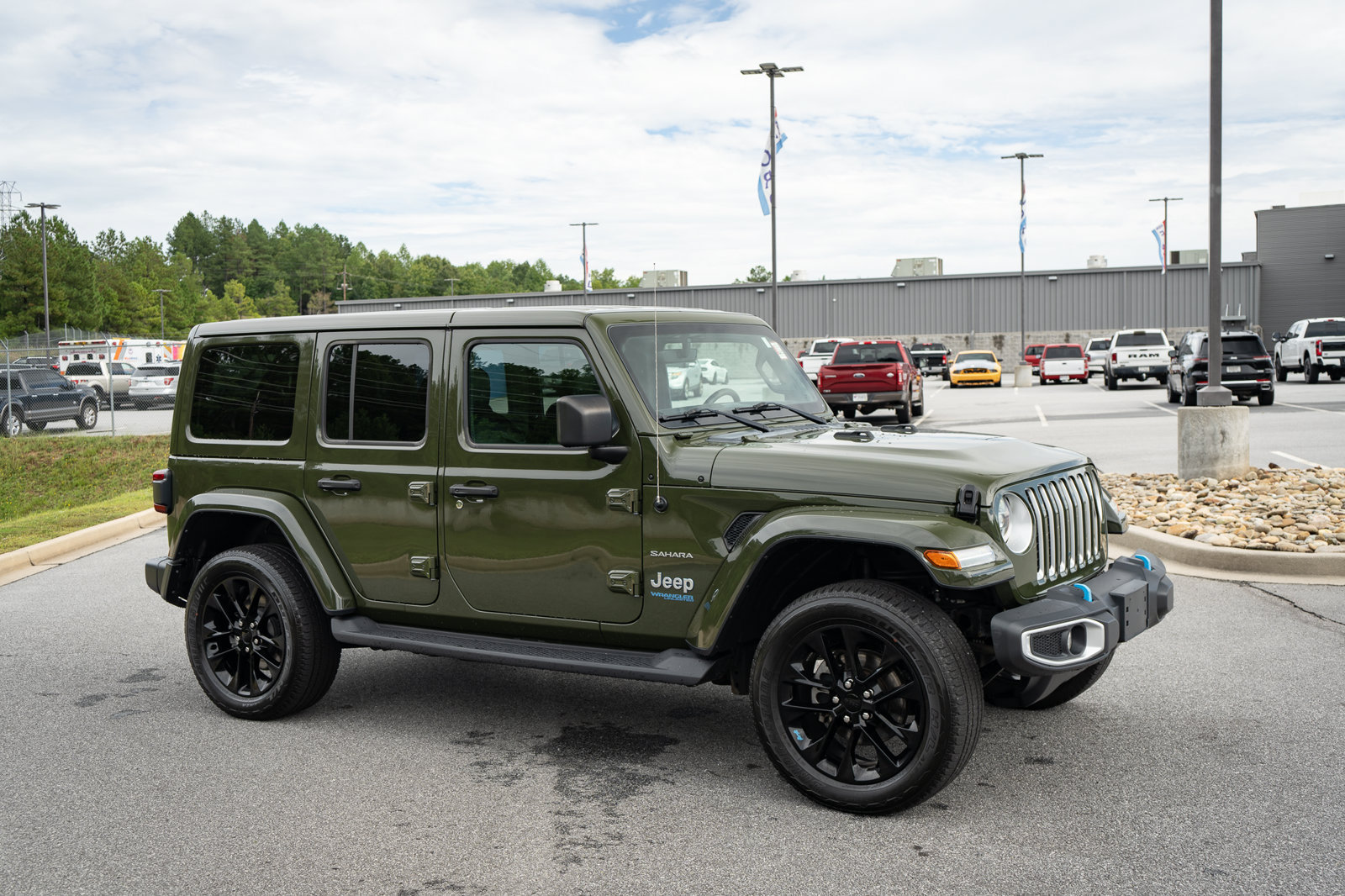 Used 2022 Jeep Wrangler Unlimited Sahara w/ Cold Weather Group AWD/4WD image 12