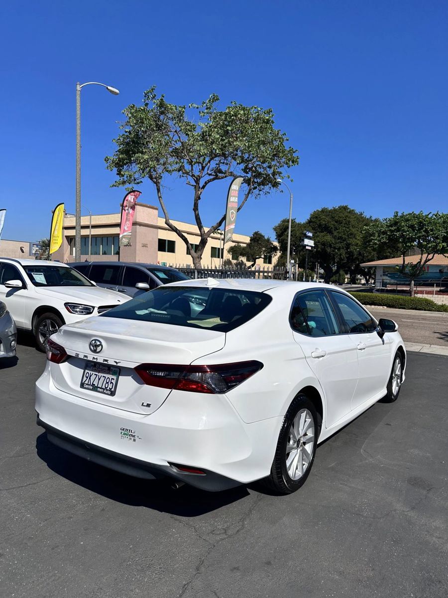 Used 2022 Toyota Camry LE FWD image 5