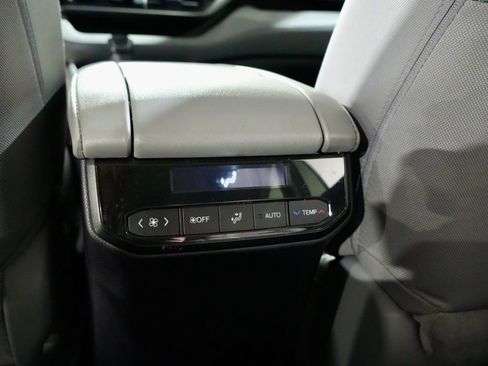 Used 2021 Toyota Highlander LE image 27