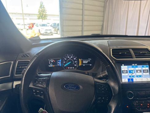 Used 2017 Ford Explorer XLT w/ Equipment Group 201A FWD image 21