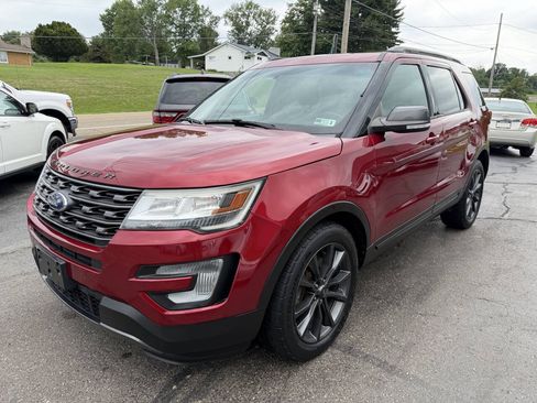Used 2017 Ford Explorer XLT w/ Equipment Group 202A AWD/4WD image 16
