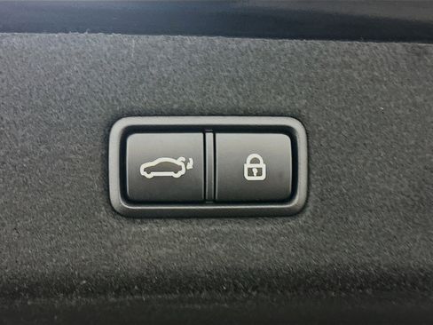 Used 2020 Kia K900 Luxury image 32