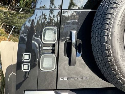 New 2026 Land Rover Defender 110 X-Dynamic SE image 25