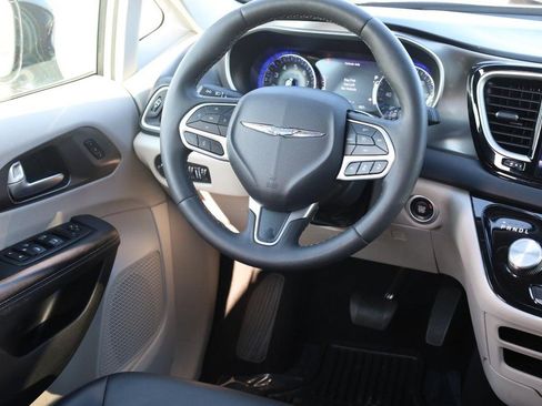 Used 2024 Chrysler Pacifica Touring-L FWD image 27