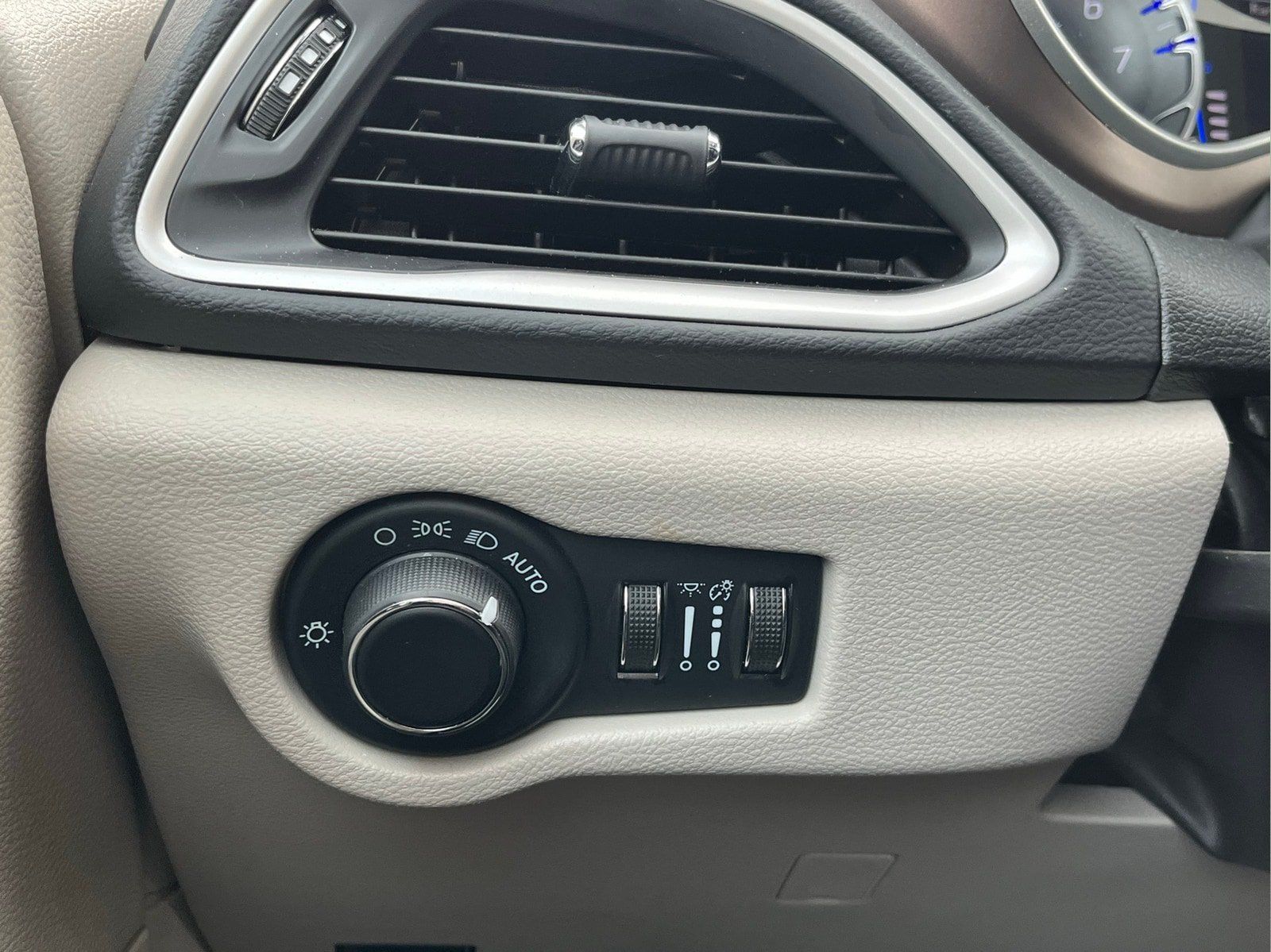 Used 2023 Chrysler Voyager LX FWD image 13