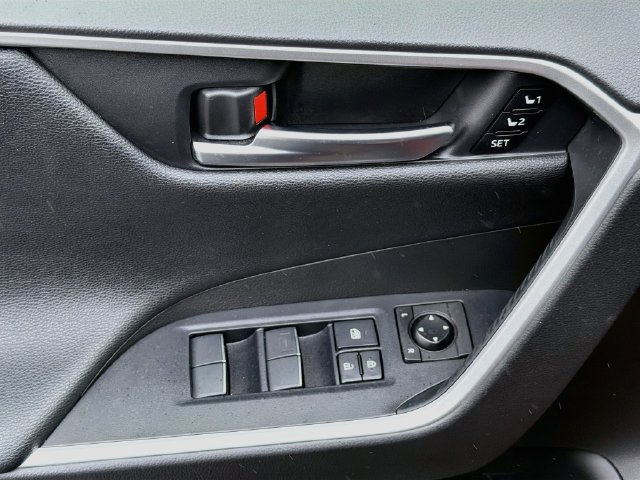 Used 2020 Toyota RAV4 Limited AWD/4WD image 19