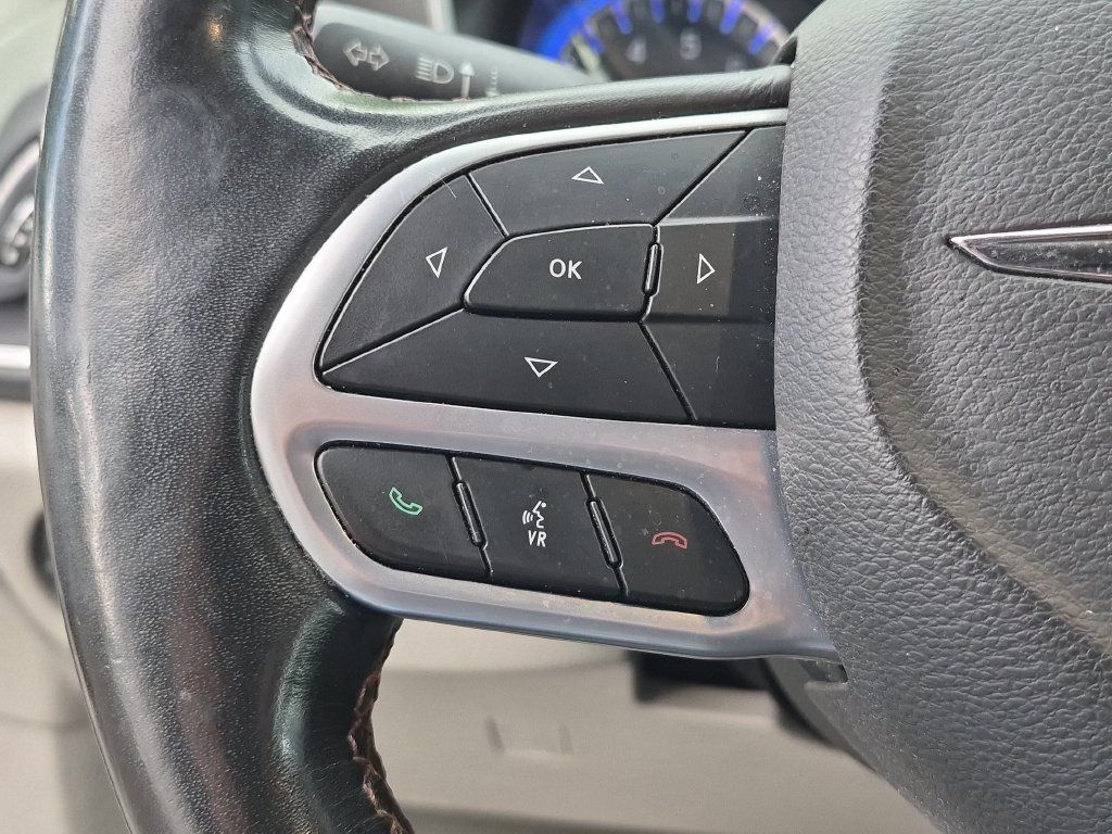 Used 2020 Chrysler Pacifica Touring-L FWD image 17