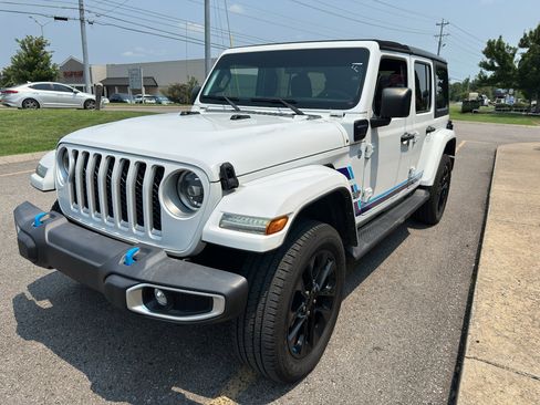 Used 2023 Jeep Wrangler Unlimited Sahara AWD/4WD image 8