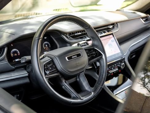 Used 2022 Jeep Grand Cherokee Overland image 4