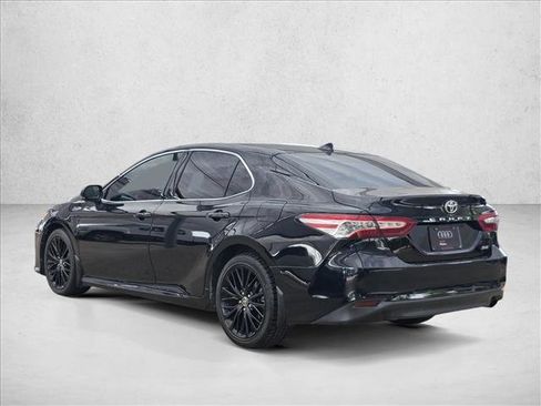 Used 2020 Toyota Camry XLE image 7