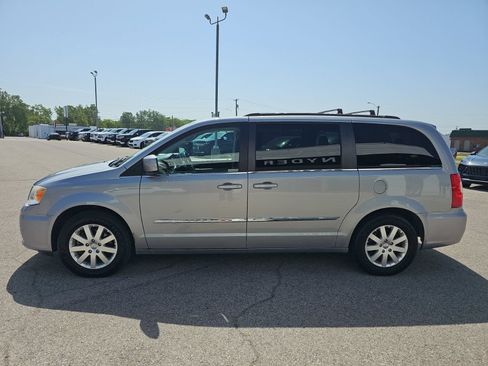 Used 2014 Chrysler Town & Country Touring FWD image 5