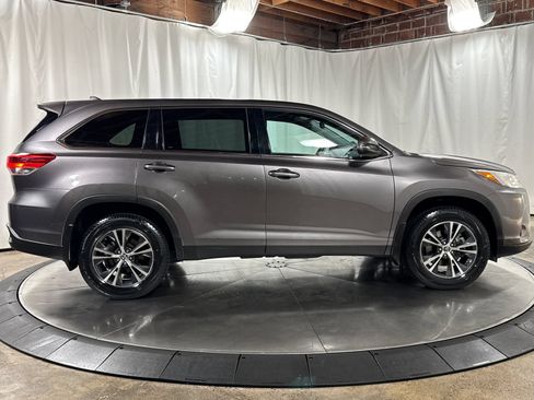Used 2019 Toyota Highlander Plus AWD/4WD image 6