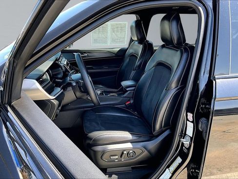 Certified 2024 Jeep Grand Cherokee L Laredo AWD/4WD image 3