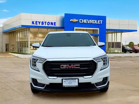 Used 2024 GMC Terrain SLE FWD image 2