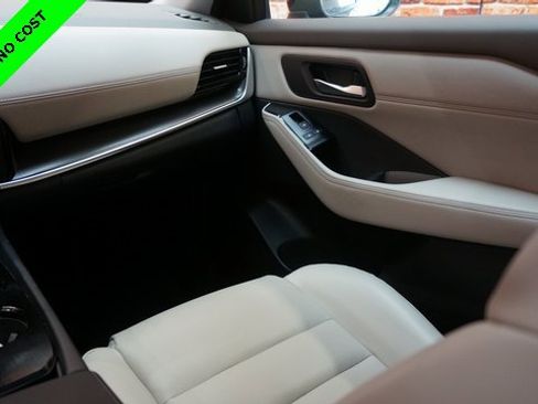 Used 2022 Nissan Rogue SV w/ SV Premium Package image 37