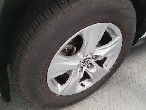 Used 2021 Toyota RAV4 XLE FWD image 31