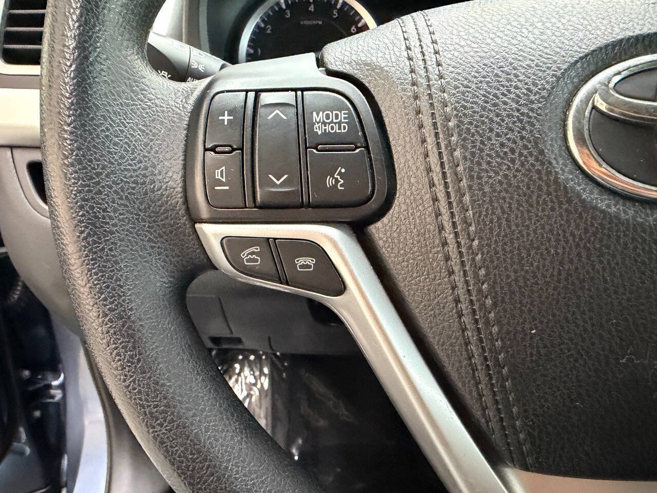 Used 2016 Toyota Highlander LE FWD image 24
