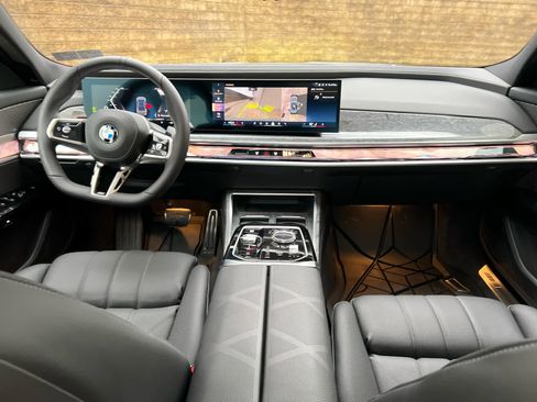 Used 2025 BMW 760i xDrive w/ Premium Package image 8